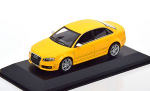Audi RS4 Limousine 2004 Geel