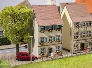 1/160 OUD HERENHUIS MET VENSTERLUIKEN