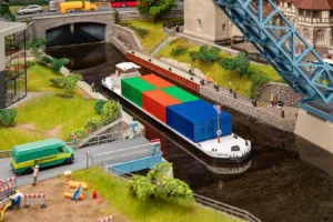 1/87 RIVIERVRACHTSCHIP MET CONTAINERS