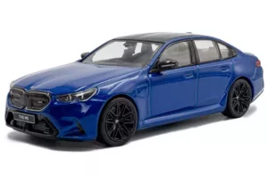 3663506044670_A_1 BMW M5 (G90) sedan 2024 Blauw metallic (Marina Bay Blue)
