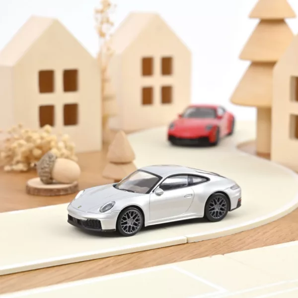 Porsche 911 GTS 2024 Polar Silver metallic