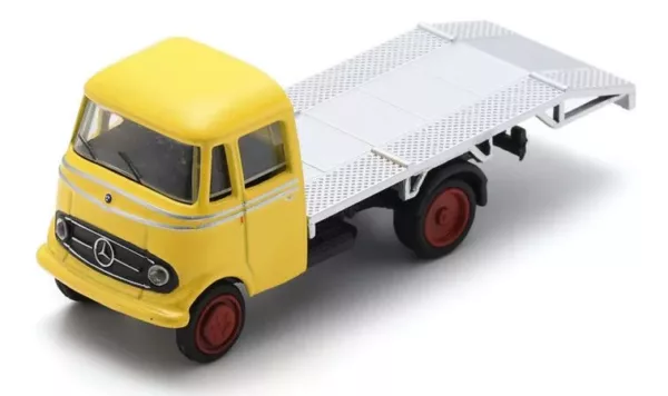 Mercedes Benz L319 (autotransporter) Geel