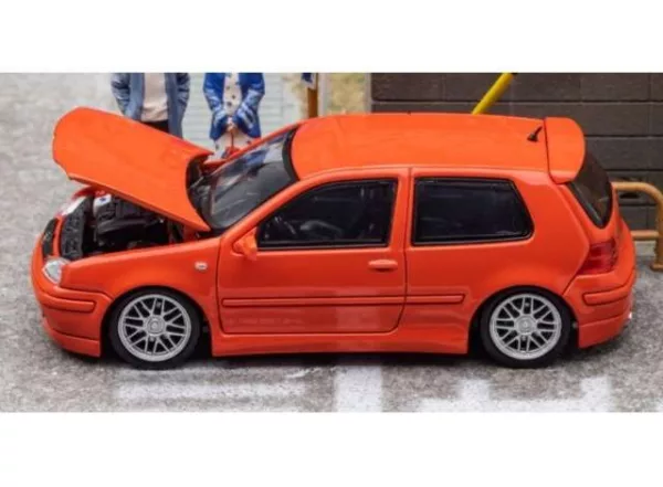 Volkswagen Golf IV GTI Oranje/rood met te openen motorkap