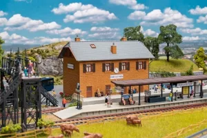 fa190095 Faller 190095 AKTIONS-SET BAHNHOF EISELE AN DER HALDE